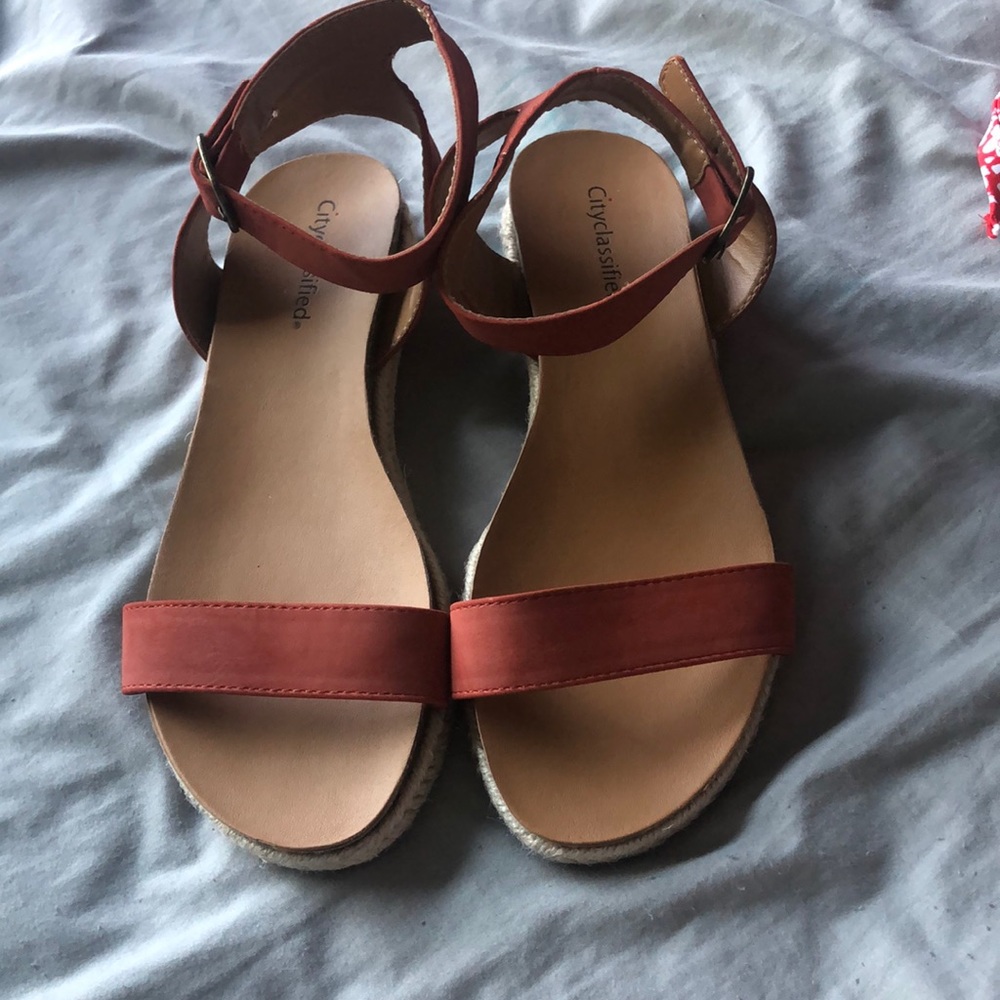 City Classified Summer Ankle Strap Sandals W 10